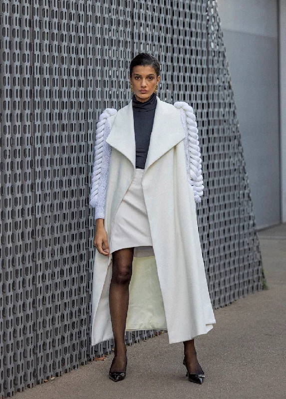 WHITE COAT WITH KNITTED SLEEVES